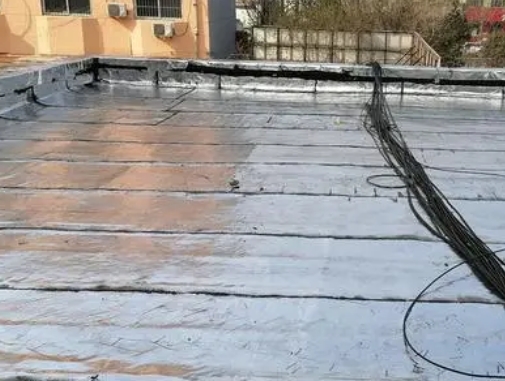 古县卫生间漏水维修公司分享下古县屋面楼顶防水刚性防水层施工要点。